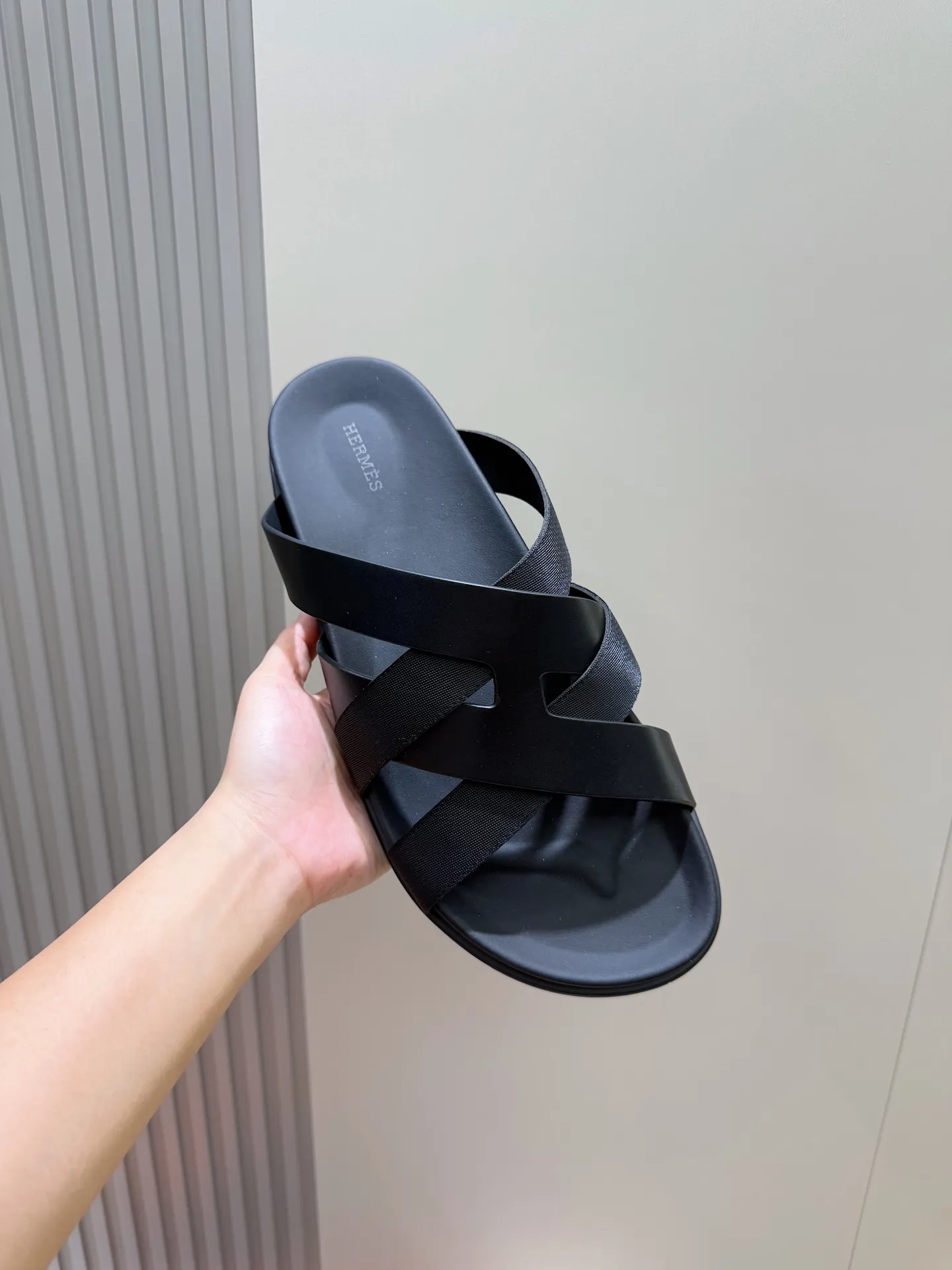 p300💰Men's Shoes Hermes Men's Kazimir Slippers - Top quality woven calfskin functional sandals with an intertwined upper inspired by the "H" iconic pattern to create a casual look, perfect for summer. Imported cowhide + cowhide lining + rubber outsole Size: 39-44 (customized at 38.45.46)